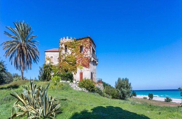 Apartamento con jardín, directamente junto al mar