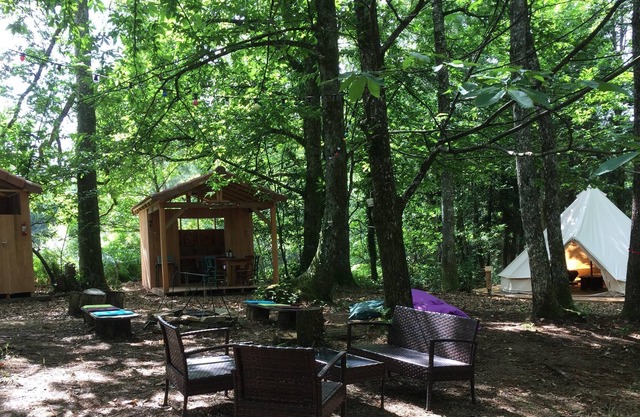 Tienda de campanas Glamping con piscina climatizada, cuatro tiendas de alquiler como una unidad
