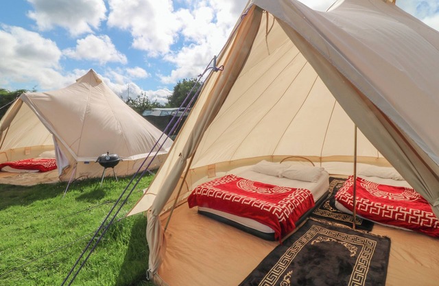 BELL TENT TWO, pet friendly, with pool in Dronfield