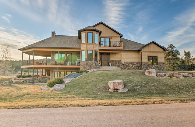 ¡Amplia casa de Black Hills Forest con terraza y parrilla!