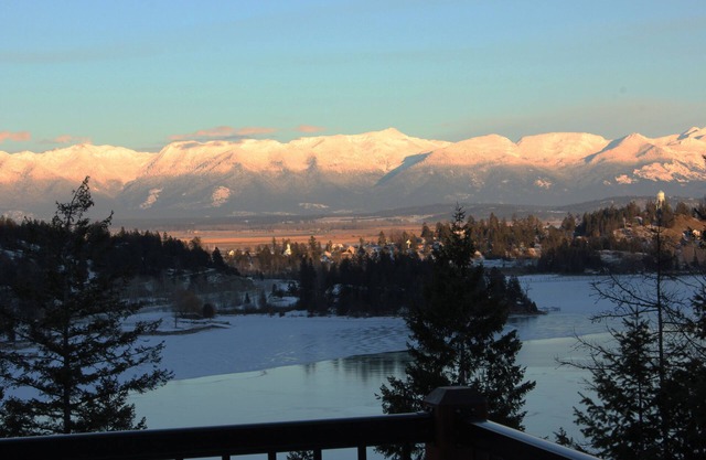 "Bella Vista" con vista al hermoso lago Flathead con excelentes vistas panorámicas.