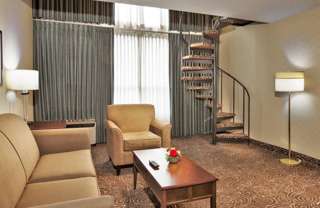 Bellevue Awaits! 2 Pet-friendly Units, Pool, Free Parking, Near T-Mobile Areana
