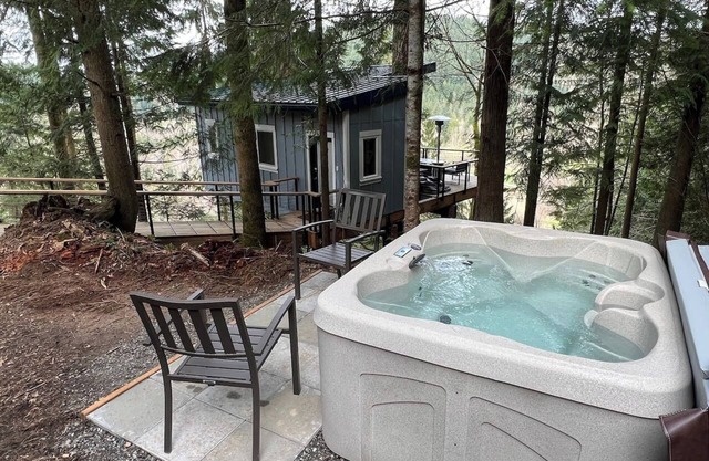 Bellingham Treehouse w/ Waterfall, View, & Hot Tub