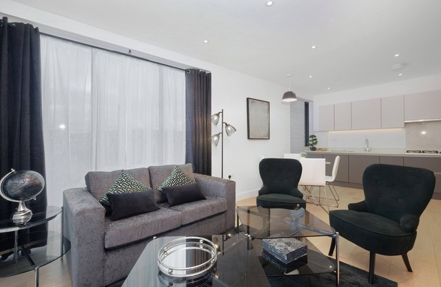Belmore 2 Bedroom Luxury Apt with Parking in Stanmore, North West London - 15