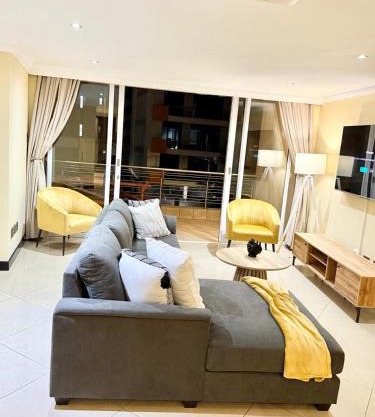 Ben's Stylish Lake View Apartment