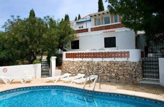 Villa Benicasa con dos dormitorios y una piscina privada.