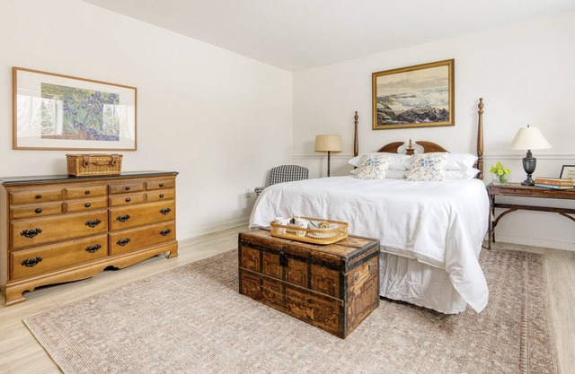 Benjamin Room at Egremont Village Inn by AvantStay | Live Music & Bar