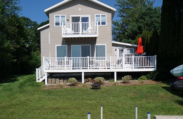 Berkshire Pontoosuc Lake Beauty Demasiado nueva construcción en el lago