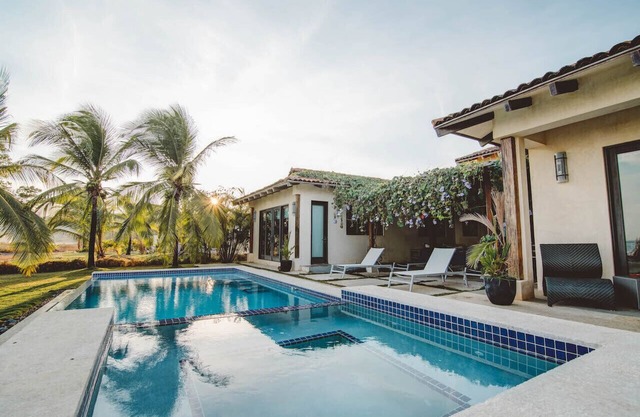 Casa Azul, directamente en playa venao, el mejor surf en Panamá, para 6-9 +