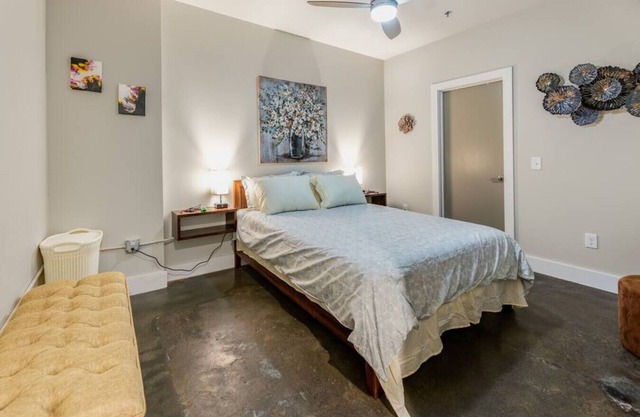 BEST LOCATION IN ♥ of Downtown ♛ Queen Bed
