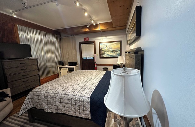 Best Location in Oriental! King Bed. Steps away from Oriental Marina!