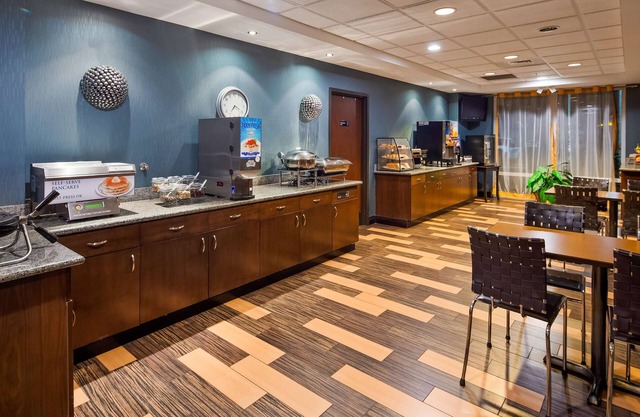 Best Western Plus Chain of Lakes Inn & Suites