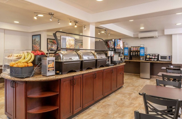 Best Western Plus Raffles Inn & Suites