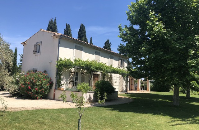 Entre Aviñón y Alpilles, reciente casa de campo provenzal tradicional. Jardín y piscina