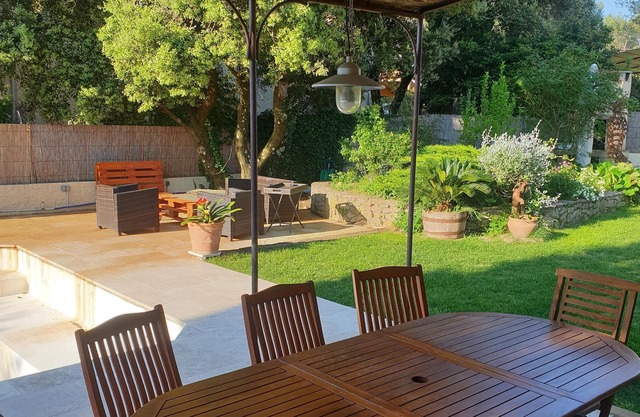 Entre Nimes y Uzes, bonito chalet con piscina en un entorno tranquilo