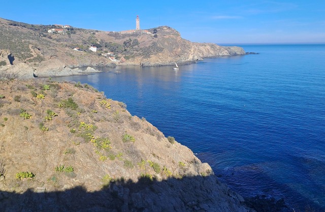 Catalan farmhouse between sea and mountains: panoramic view