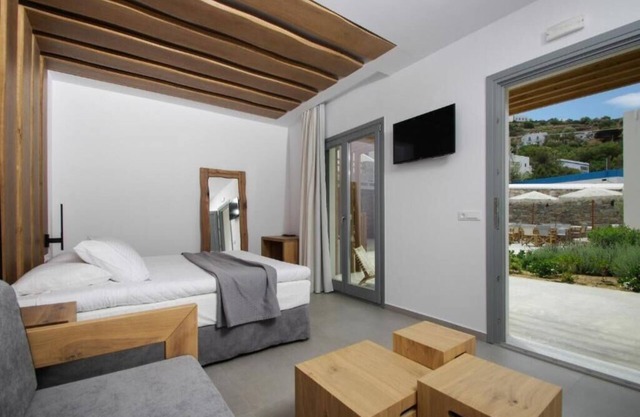 BH835 - C - Suite Syros