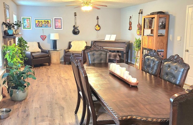 Big and Cozy Retreat Near Stockyards, 15 minutes from everything Fort Worth!