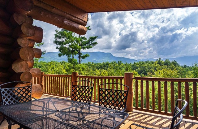 Big Bear Ridge Lodge - Breathtaking mountain views and private forest scenes in amazing large log cabin