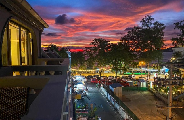 Big Boys' Bed & Burger - Patong Beach