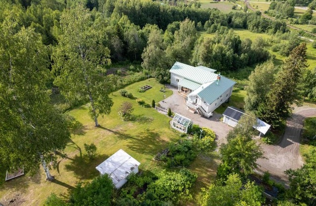 Big house with jacuzzi by the forrest