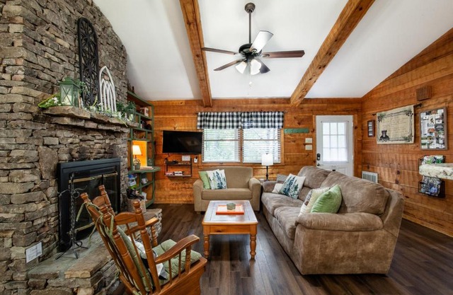 Bigfoot Haven-JacuzziTub, Fireplace, Seen on HGTV!
