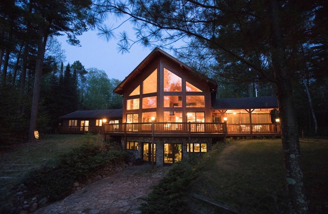 * NUEVA LISTA * BIRCH BRAE-Amazing House en Big Lake, rodeado de bosques y arte