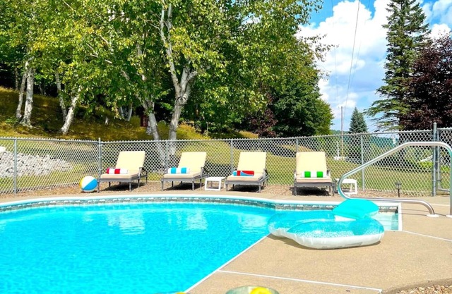 Birch Hill Lodge, Heated Pool, Hot Tub, Playroom & Fireplace Near Gore Mt with