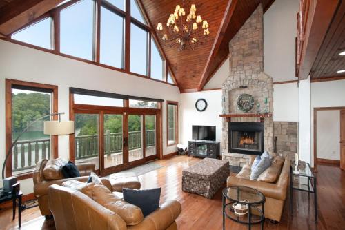 Blessed Getaway Hot Tub Theater LakeView GAMES