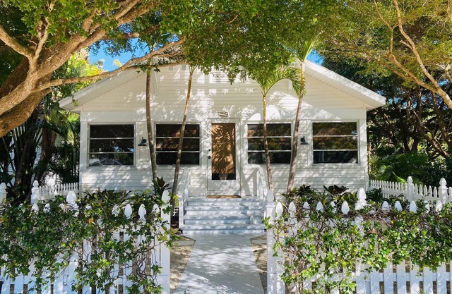 Maravillosamente sereno Palm Cottage en la ciudad y 2 cuadras de la playa