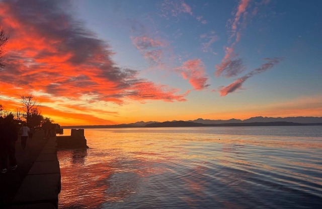 Blocks from Alki Beach with AC & Hot Tub