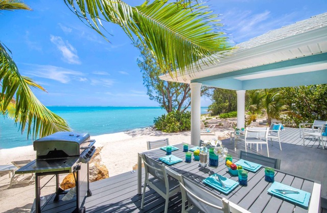 Blue Moon: Upgraded Cottage w/Sandy Beach + Backyard Snorkeling Next to Ocean Frontiers