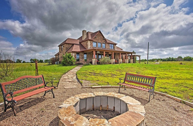 Blue Ridge Home w/ Game Room: 14 Mi to McKinney!