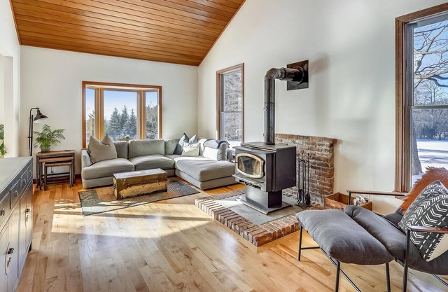 Blue Spruce - Easy Access to Snowshoeing, cross country trails, Stowe, Smuggs, and Jay!