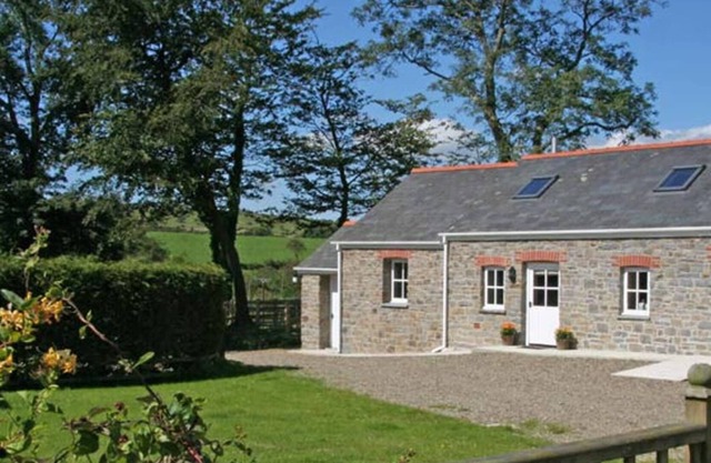 Esta encantadora casa de campo de piedra se encuentra en una bonita zona rural en una pequeña finca, a solo 6 millas o menos