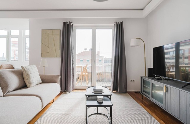 Blueground | Alvalade 3bd apartment