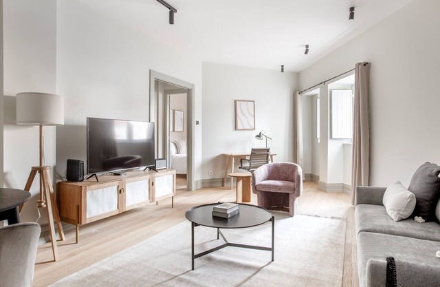 Blueground | Estrela, kitchen & furniture