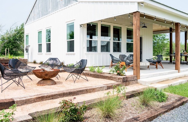 BNR Farmstead- The Barnhouse + 15 mins from Round Top!