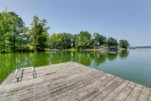 Boat Dock Family-Friendly Douglas Lake Home!