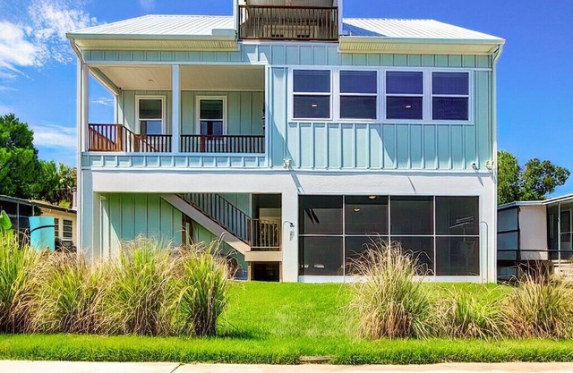 Crystal River FL stilt home w/ boat lift, lush yard, views & scallops nearby!