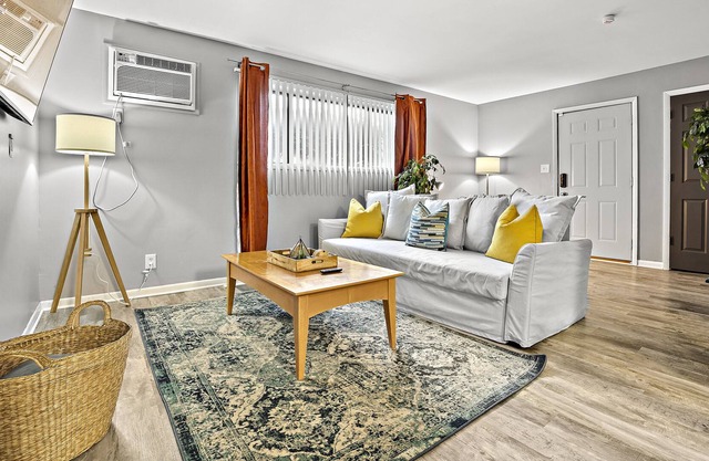Boho Jungle Themed Apartment/75"TV/MemoryFoam Mattresses/FastWiFI/AppleTV/