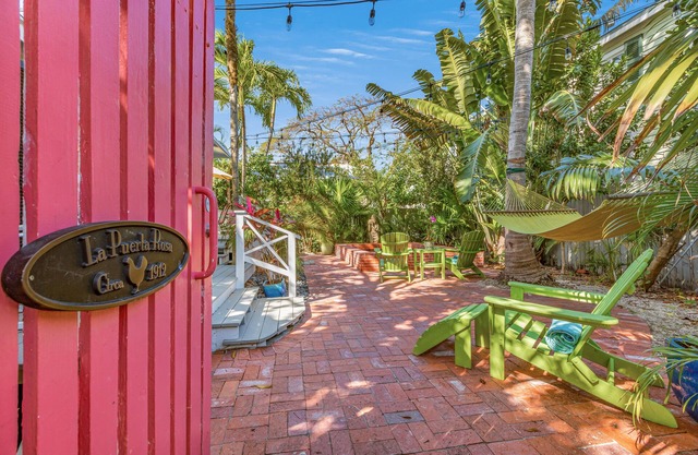 BONITA EN ROSA ~ Charming 2 Bedroom, 1 Bathroom Home w/ Pool!