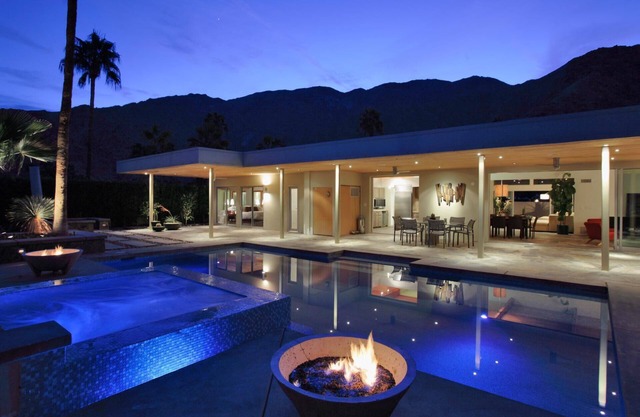 La arquitectura de mediados de siglo se combina con una decoración moderna en Vista Las Palmas con piscina, jacuzzi y cine en casa