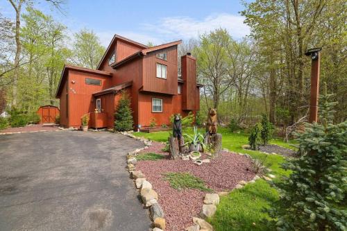 Bool Bear Lodge a pet friendly Pocono Vacation Home