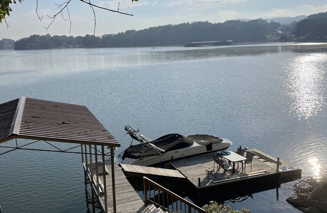 Boone Lake, casa del lago en el canal principal con hermosas vistas del agua!