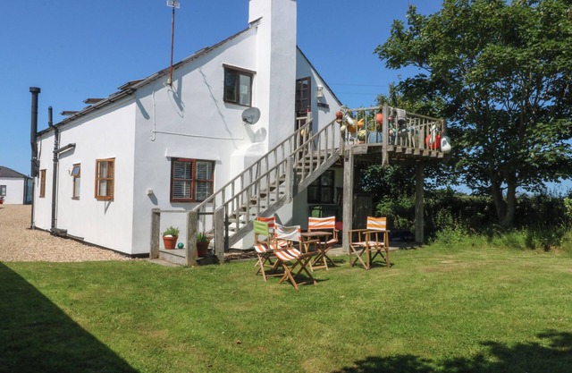 BORTH ARIAN BOAT HOUSE, family friendly, with open fire in Rhoscolyn