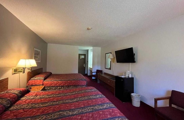 Boulder Bear Motor Lodge - Two Queen Beds 105 Front