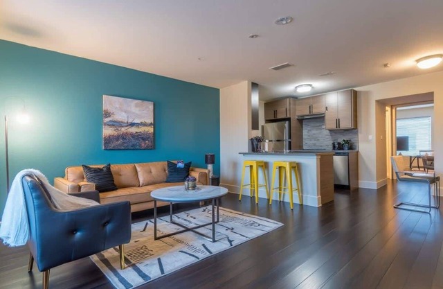 8 mins to Downtown King Bed | Pool, Parking Gym 01