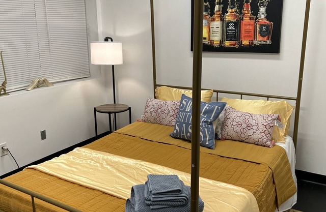 Bourbon, Art & Sport Center Boutique BnB inside Art Gallery WALK EVERYWHERE!