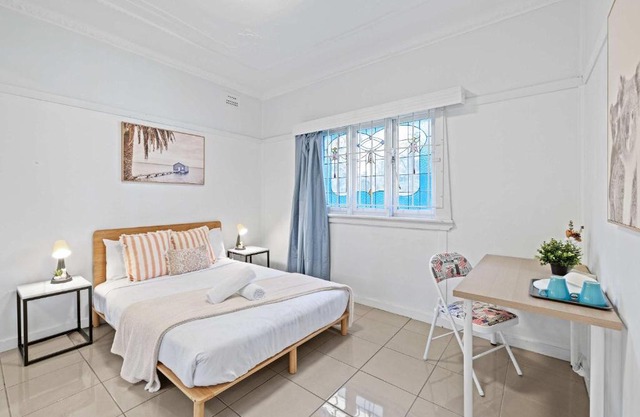 Boutique Double Room - Centrally Located at Granville - Shared Bathroom